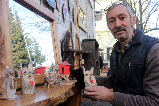 Topladığı ağaç parçalarını süs eşyasına dönüştürüyor