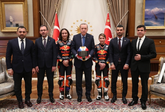Cumhurbaşkanı Erdoğan milli motosikletçileri kabul etti