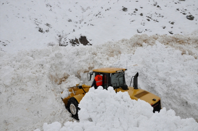 Hakkari-Şırnak yoluna çığ düştü