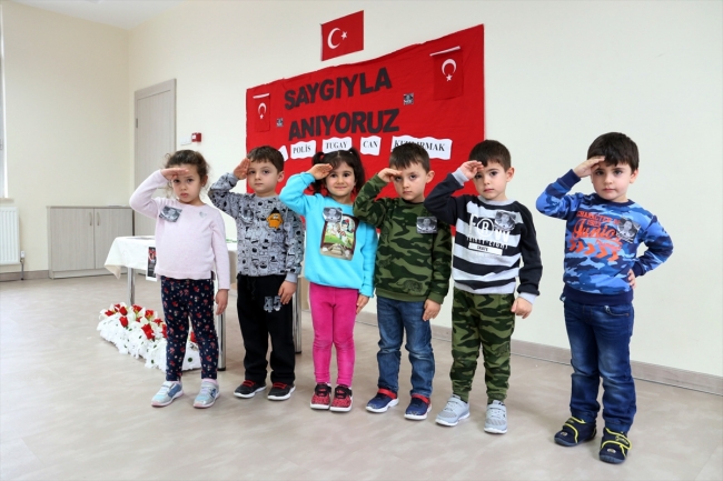 Minik öğrenciler, şehit polis memurunu andı