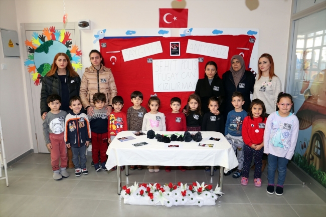 Minik öğrenciler, şehit polis memurunu andı