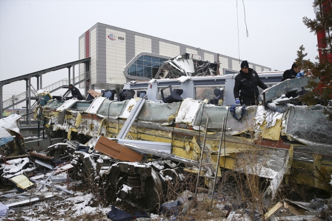 Tren kazasında enkaz kaldırma çalışmaları yeniden başladı