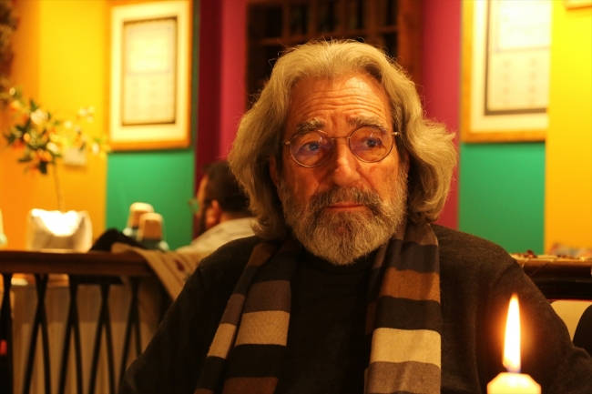 Hayatı aramakla geçti, 1970'lerin başında Müslüman oldu