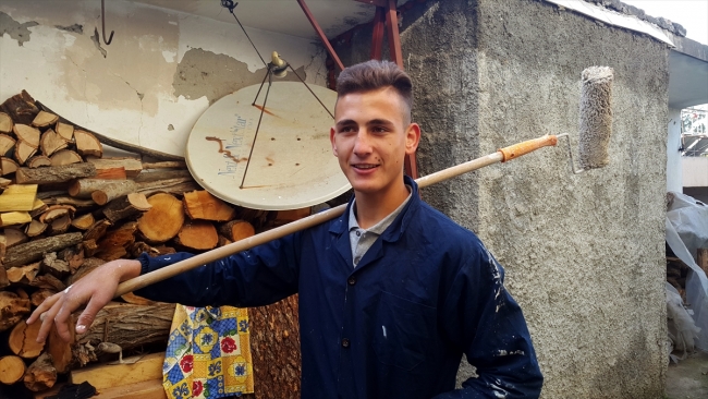 Biriktirdikleri harçlıklarla kimsesizlere yardım ediyorlar