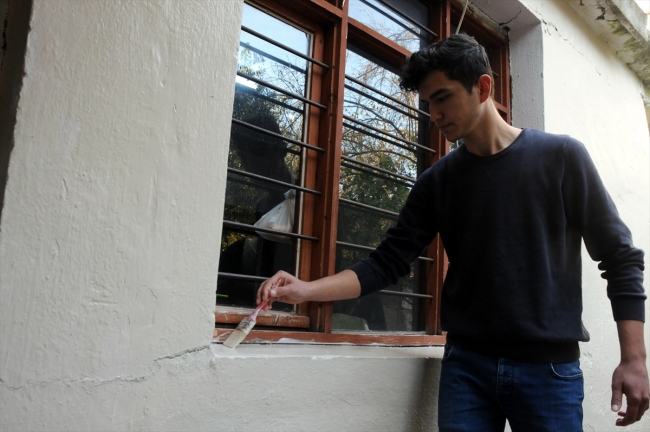 Biriktirdikleri harçlıklarla kimsesizlere yardım ediyorlar