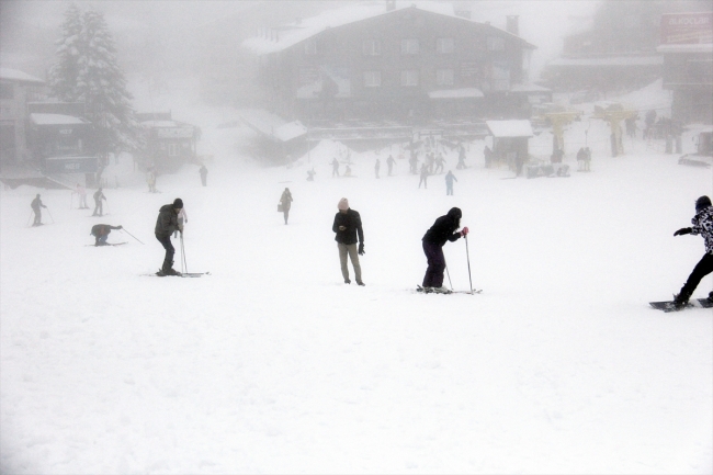 Uludağ'da sezonun açılmasıyla tatilciler pistlere akın etti