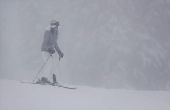 Uludağ'da sezonun açılmasıyla tatilciler pistlere akın etti