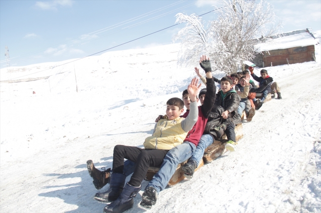 Karslı çocuklar yaptıkları tahta kızaklarla kaymanın keyfini yaşadı