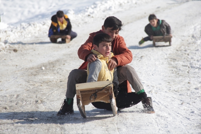 Karslı çocuklar yaptıkları tahta kızaklarla kaymanın keyfini yaşadı