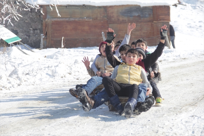 Karslı çocuklar yaptıkları tahta kızaklarla kaymanın keyfini yaşadı