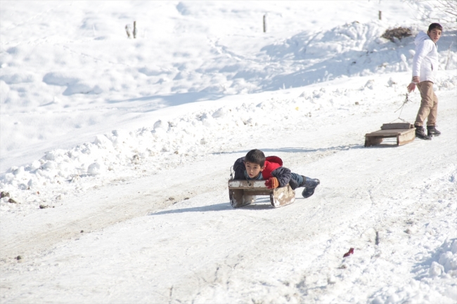 Karslı çocuklar yaptıkları tahta kızaklarla kaymanın keyfini yaşadı