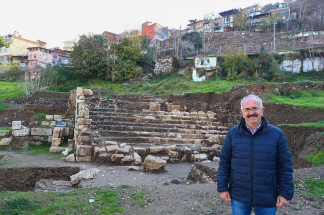 İzmirde'ki Smyrna Tiyatrosu gün yüzüne çıkıyor