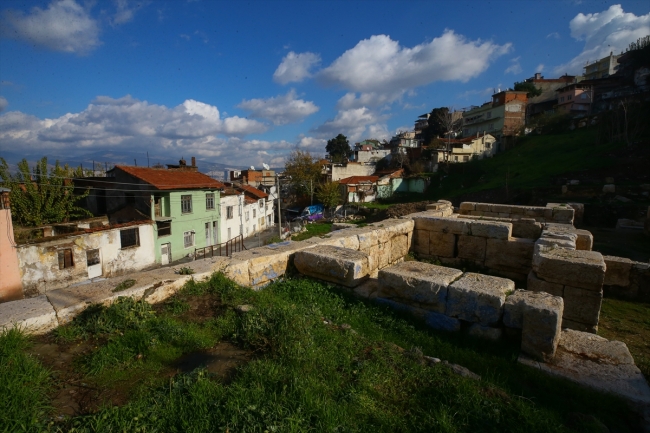 İzmirde'ki Smyrna Tiyatrosu gün yüzüne çıkıyor