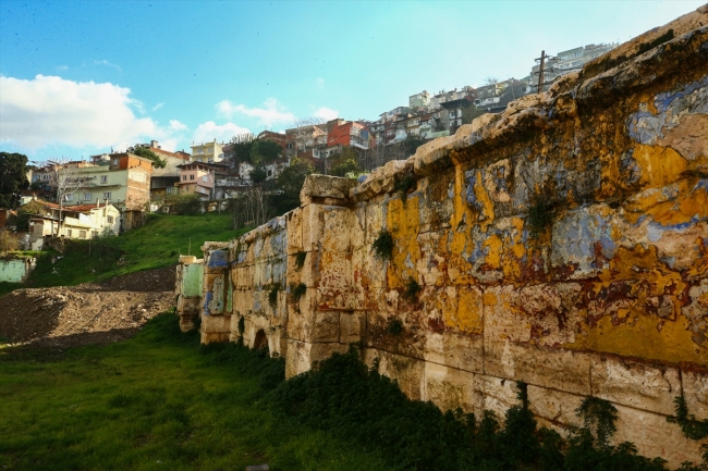 İzmirde'ki Smyrna Tiyatrosu gün yüzüne çıkıyor