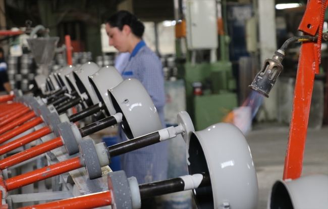 Tencere üretimine kadın eli değdi