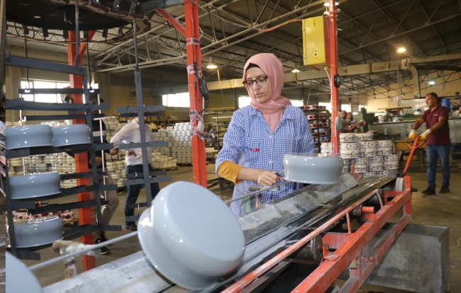 Tencere üretimine kadın eli değdi