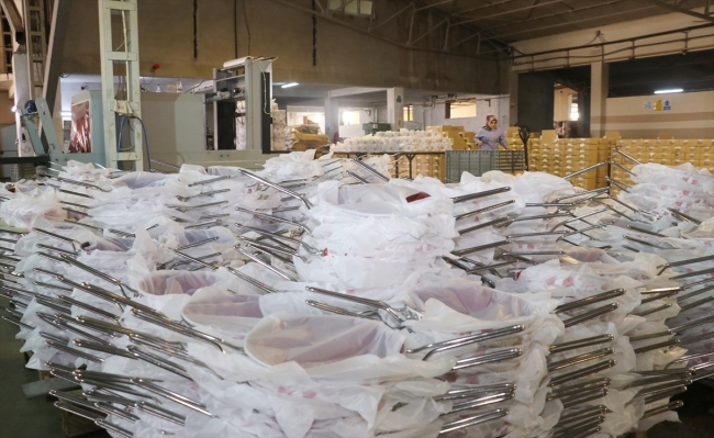 Tencere üretimine kadın eli değdi