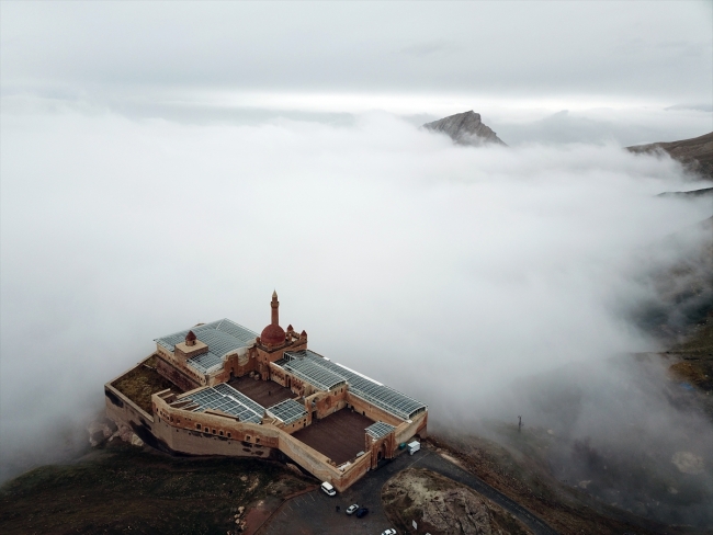 Eşsiz manzarasıyla sisler içinde İshak Paşa Sarayı