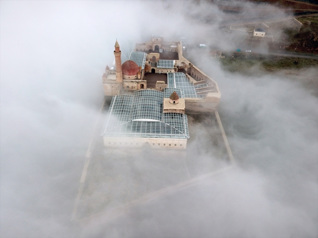 Eşsiz manzarasıyla sisler içinde İshak Paşa Sarayı