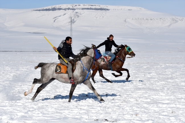 Kars'ta köylülerin "karda cirit" tutkusu