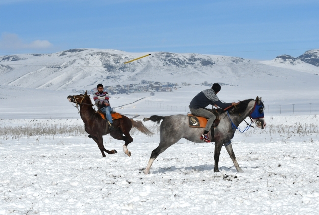 Kars'ta köylülerin "karda cirit" tutkusu
