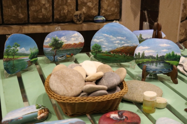 Munzur Çayı'ndan topladığı çakıl taşlarına yağlı boyalarla resim yapıyor