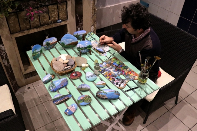 Munzur Çayı'ndan topladığı çakıl taşlarına yağlı boyalarla resim yapıyor