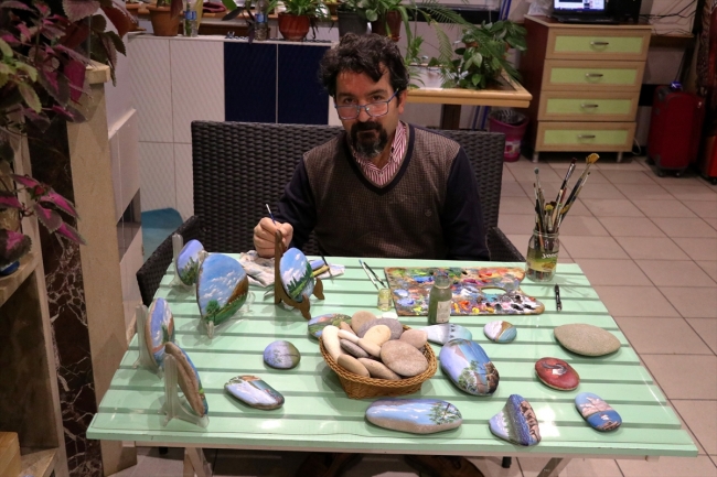 Munzur Çayı'ndan topladığı çakıl taşlarına yağlı boyalarla resim yapıyor