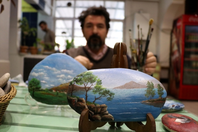 Munzur Çayı'ndan topladığı çakıl taşlarına yağlı boyalarla resim yapıyor