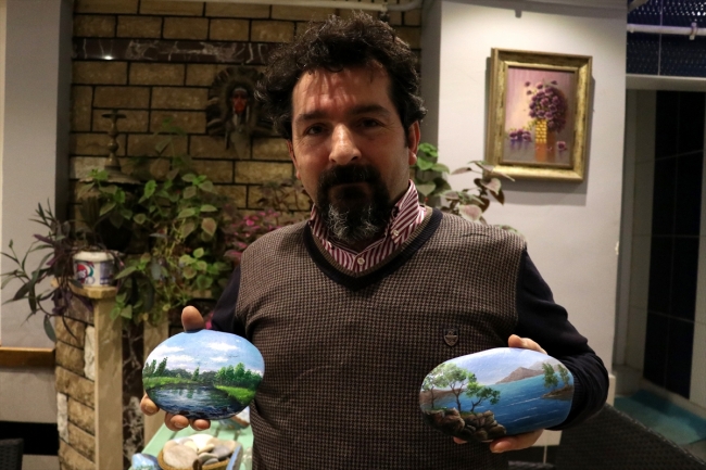 Munzur Çayı'ndan topladığı çakıl taşlarına yağlı boyalarla resim yapıyor