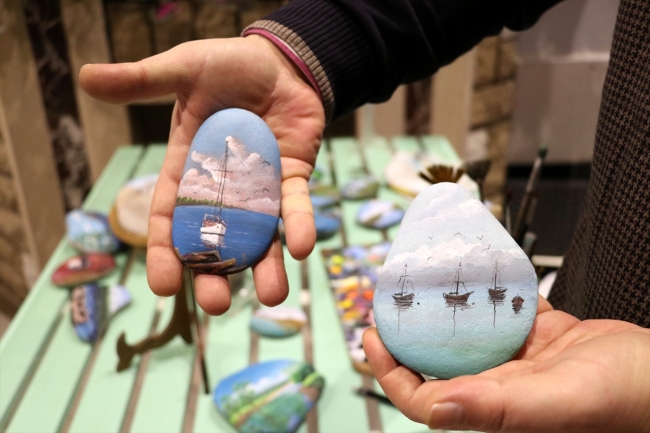 Munzur Çayı'ndan topladığı çakıl taşlarına yağlı boyalarla resim yapıyor