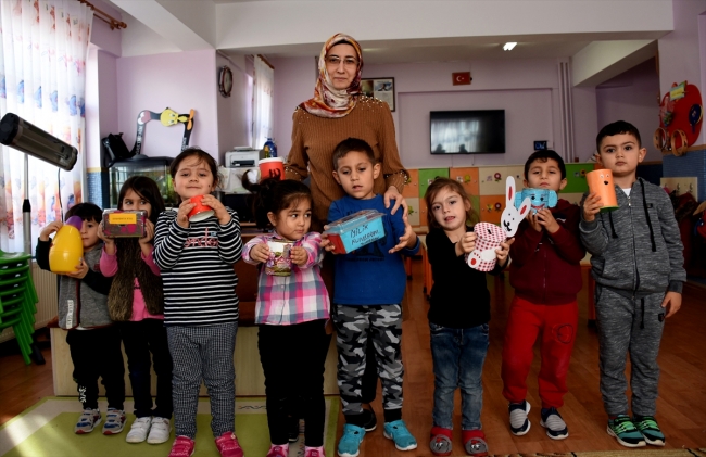 Anaokulu öğrencileri kumbaralarını Mehmetçik için dolduruyor