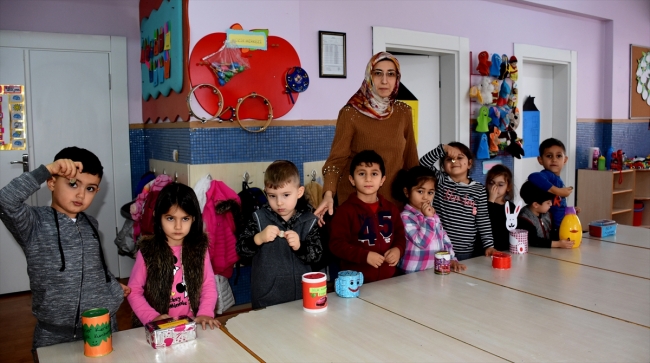 Anaokulu öğrencileri kumbaralarını Mehmetçik için dolduruyor