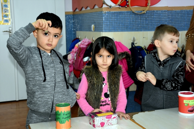 Anaokulu öğrencileri kumbaralarını Mehmetçik için dolduruyor