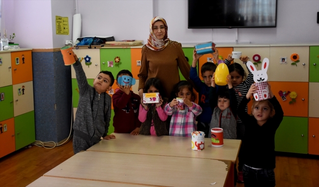 Anaokulu öğrencileri kumbaralarını Mehmetçik için dolduruyor