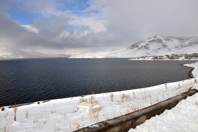 Türkiye'nin en yüksek göllerinden "Balık Gölü" beyaza büründü