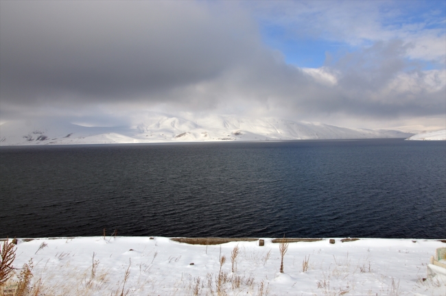 Türkiye'nin en yüksek göllerinden "Balık Gölü" beyaza büründü