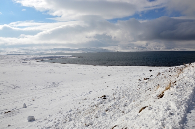 Türkiye'nin en yüksek göllerinden "Balık Gölü" beyaza büründü