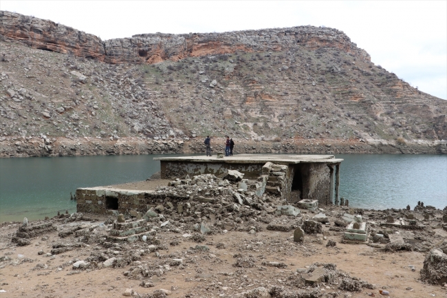 Su seviyesi düşen baraj gölünde yerleşim yerleri ortaya çıktı