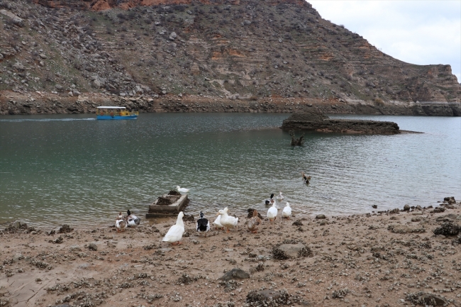 Su seviyesi düşen baraj gölünde yerleşim yerleri ortaya çıktı