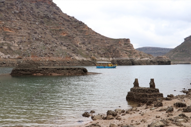 Su seviyesi düşen baraj gölünde yerleşim yerleri ortaya çıktı