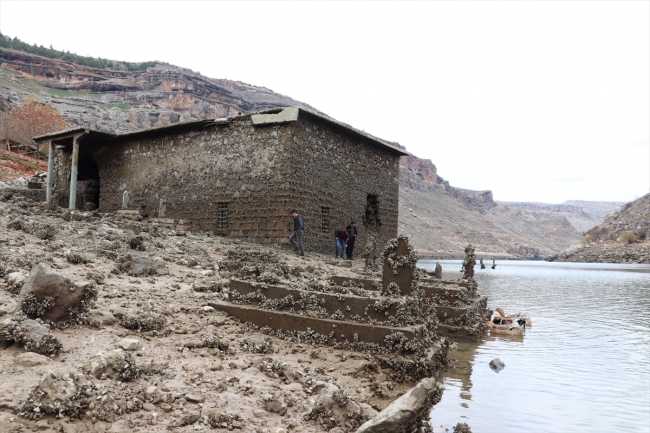 Su seviyesi düşen baraj gölünde yerleşim yerleri ortaya çıktı