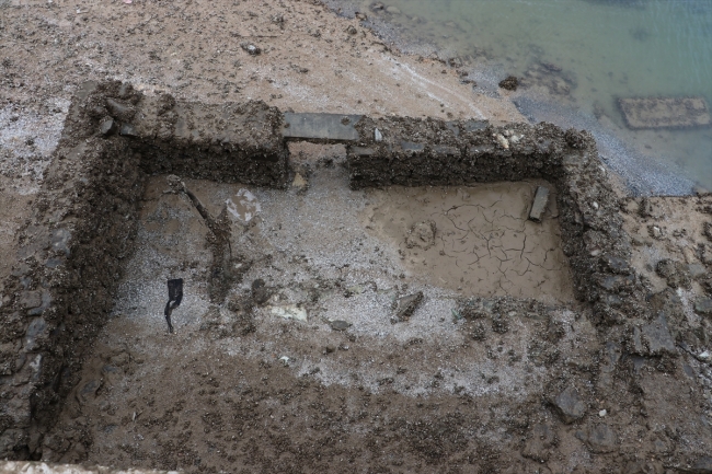 Su seviyesi düşen baraj gölünde yerleşim yerleri ortaya çıktı
