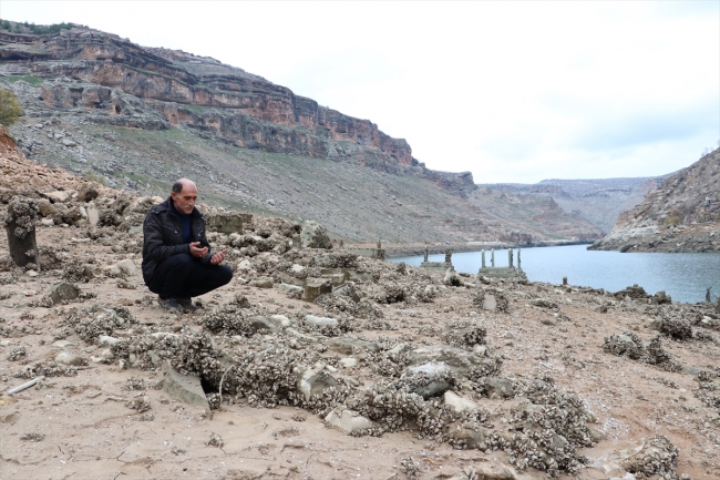Su seviyesi düşen baraj gölünde yerleşim yerleri ortaya çıktı