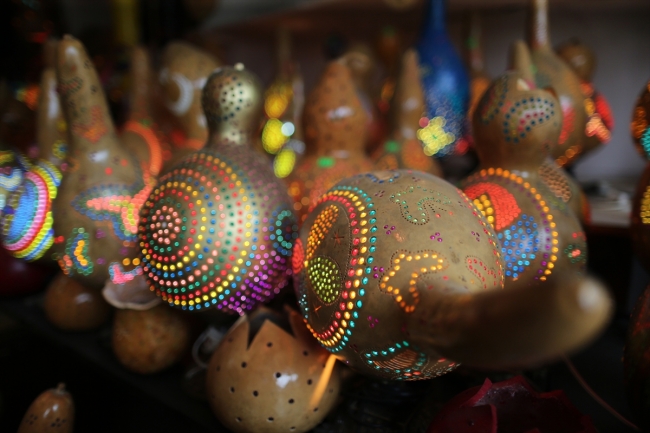 Su kabağından rengarenk süs eşyaları yapıyor