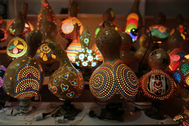 Su kabağından rengarenk süs eşyaları yapıyor