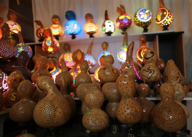 Su kabağından rengarenk süs eşyaları yapıyor