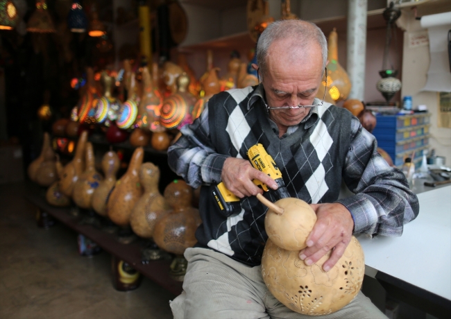 Su kabağından rengarenk süs eşyaları yapıyor