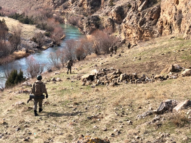 Van'da araziye gömülü patlayıcı ve mühimmat ele geçirildi
