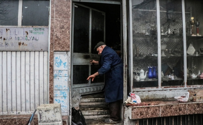 Hayvan dostları her sabah yolunu gözlüyor
